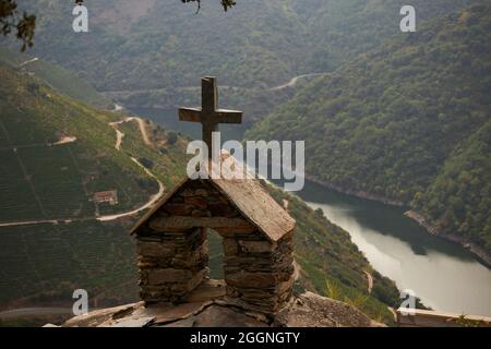 Landschaft am Fluss Sil und schöner Blick auf die Weinberge Stockfoto