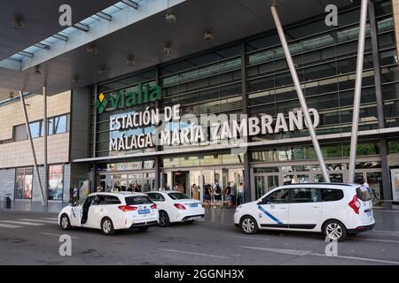 Taxis vor dem Bahnhof Maria Zambrano in Malaga, Andalusien, Spanien. Stockfoto