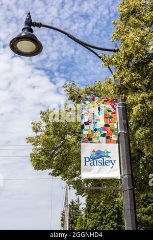 Paisley Werbung Lampe Post Flaggenschild Ontario Bunte Kommunale Werbeflagge Auf Paisley Lamposts Auf Der Queen Street South Paisley Ontario Kanada Stockfoto