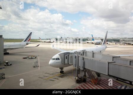 Airbus-Flugzeuge von Air France–KLM sind auf dem Asphalt des Flughafens Paris CDG in Roissy-en-France, Frankreich, zu sehen. Stockfoto