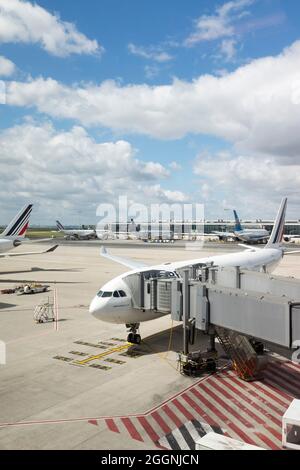 Air France–KLM Airbus-Flugzeuge und andere Flugzeuge sind auf dem Asphalt des Flughafens Paris CDG in Roissy-en-France, Frankreich, zu sehen. Stockfoto