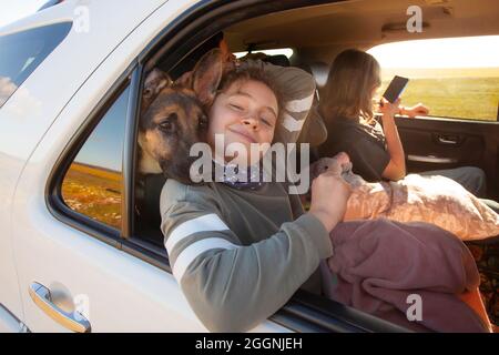 Kinder und Hund im Auto, Hantam National Botanical Gardens Stockfoto