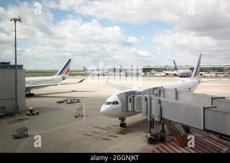 Die Airbus-Flugzeuge von Air France–KLM werden auf dem Asphalt am Flughafen Paris CDG in Roissy-en-France, Frankreich, geparkt. Stockfoto