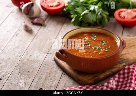 Rote Linsensuppe auf hölzernen Tisch Stockfoto