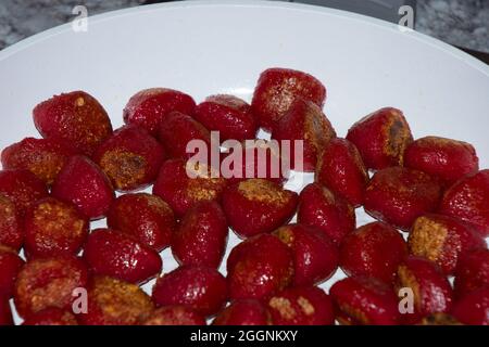 Rote Rote Beete Gnocchi gebraten in einer Pfanne Hintergrund hausgemachte italienische Küche Thema Stockfoto