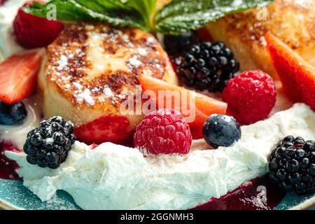 Nahaufnahme von Hüttenkäse-Pfannkuchen mit Beeren Stockfoto