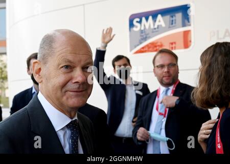 02. September 2021, Hessen, Kassel: Kanzlerkandidat Olaf Scholz bei seinem Besuch beim Solar-Wechselrichter-Hersteller SMA Solar Technology in Kassel. Foto: Swen Pförtner/dpa Stockfoto