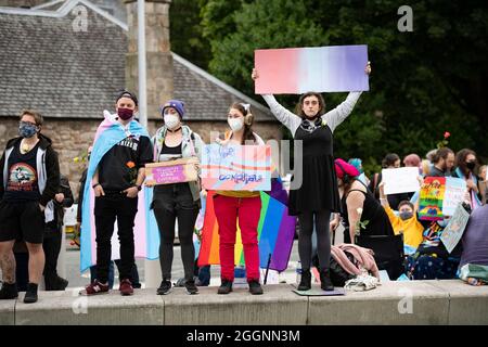 Edinburgh, Schottland, Großbritannien. September 2021. IM BILD: Women Won't Wheesht Bewegung marschiert gegen das schottische Parlament, um gegen die Entrechtung ihrer Rechte als Frauen zu protestieren. Nach den neuen Gesetzen, die von der ersten Ministerin Nicola Sturgeon vorgeschlagen wurden, die bei den ersten Ministerfragen im Plenarsaal ist, hoffen die Frauen, dass sie ihre Botschaft hören kann. Quelle: Colin Fisher/Alamy Live News Stockfoto