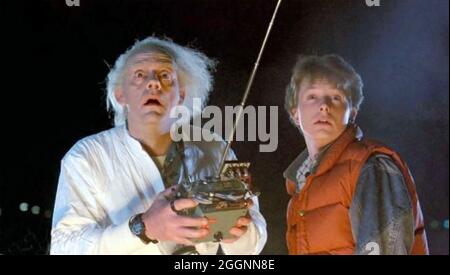 ZURÜCK IN DIE ZUKUNFT 1985 Universal Picturfilm mit Michael J. Fox rechts und Christopher Lloyd Stockfoto