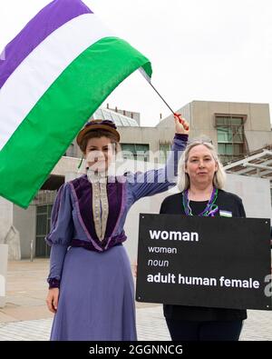 Edinburgh, Schottland, Großbritannien. September 2021. IM BILD: Women Won't Wheesht Bewegung marschiert gegen das schottische Parlament, um gegen die Entrechtung ihrer Rechte als Frauen zu protestieren. Nach den neuen Gesetzen, die von der ersten Ministerin Nicola Sturgeon vorgeschlagen wurden, die bei den ersten Ministerfragen im Plenarsaal ist, hoffen die Frauen, dass sie ihre Botschaft hören kann. Quelle: Colin Fisher/Alamy Live News Stockfoto