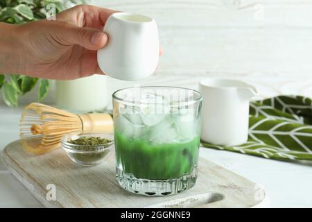 Konzept der Herstellung von Matcha Latte, Nahaufnahme Stockfoto