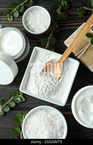 Naturkosmetik auf rustikalem Holztisch Stockfoto