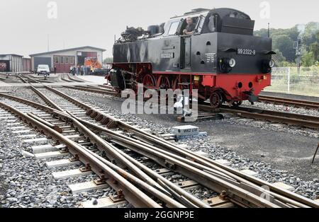 02. September 2021, Mecklenburg-Vorpommern, Bad Doberan: Eine Lokomotive der Molli-Schmalspurbahn umstellt den Bahnhof. Die Mecklenburger Bäderbahn Molli MBB erhält eine Förderentscheidung über 662,000 Euro für die Erneuerung von Schienen, Punkten und Signaltechnik. Das bedeutet, dass der Staat 75 Prozent der Kosten für das Projekt übernimmt. Foto: Bernd Wüstneck/dpa-Zentralbild/dpa Stockfoto