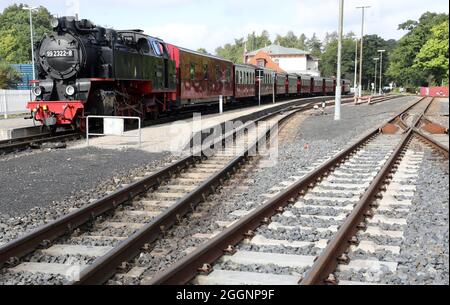 02. September 2021, Mecklenburg-Vorpommern, Bad Doberan: Ein Zug der Molli-Miniaturbahn fährt in den Bahnhof ein. Die Mecklenburger Bäderbahn Molli MBB erhält eine Förderentscheidung über 662,000 Euro für die Erneuerung von Schienen, Punkten und Signaltechnik. Das bedeutet, dass der Staat 75 Prozent der Kosten für das Projekt übernimmt. Foto: Bernd Wüstneck/dpa-Zentralbild/dpa Stockfoto