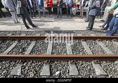 02. September 2021, Mecklenburg-Vorpommern, Bad Doberan: Auf dem Werkstattgelände der Mecklenburgischen Bäderbahn Molli findet neben einer Strecke die Übergabe einer Förderentscheidung über 662,000 Euro für die Erneuerung von Schienen, Punkten und Signaltechnik statt. Das bedeutet, dass der Staat 75 Prozent der Kosten für das Projekt übernimmt. Foto: Bernd Wüstneck/dpa-Zentralbild/dpa Stockfoto