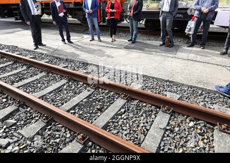 02. September 2021, Mecklenburg-Vorpommern, Bad Doberan: Auf dem Werkstattgelände der Mecklenburgischen Bäderbahn Molli findet neben einer Strecke die Übergabe einer Förderentscheidung über 662,000 Euro für die Erneuerung von Schienen, Punkten und Signaltechnik statt. Das bedeutet, dass der Staat 75 Prozent der Kosten für das Projekt übernimmt. Foto: Bernd Wüstneck/dpa-Zentralbild/dpa Stockfoto