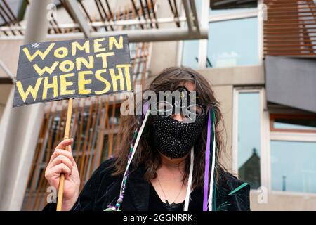 Edinburgh, Schottland, Großbritannien. 2. September 2021. Demonstration zur Unterstützung der Frauenrechte vor dem schottischen Parlament in Holyrood in Edinburgh heute. Die Demonstranten glauben, dass die Definition einer Frau durch das Gesetz der schottischen Regierung bedroht ist, das Transfrauen die gleichen Rechte wie Frauen geben würde. Der Slogan Women Won’t Wheesht wurde angenommen, um ihre Bewegung zu fördern. Eine Gegendemonstration wurde auch von Befürwortern der Rechte von trans people abgehalten. Zwischen beiden Gruppen wurden Beleidigungen ausgetauscht. Iain Masterton/Alamy Live News. Stockfoto