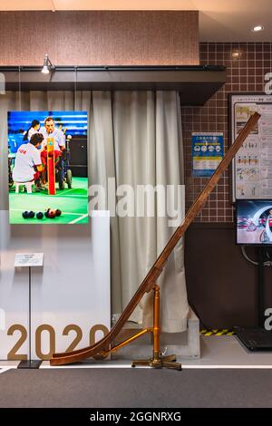 tokio, japan - 30 2021. august: Boccia-Rampe aus Holz speziell für behinderte Sportler, die nicht in der Lage sind, den Ball selbst während der paralympics ga zu werfen Stockfoto