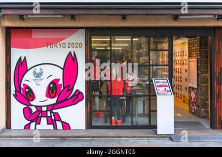 tokio, japan - august 30 2021: Fassade der Paralympischen Galerie Ginza geschmückt mit einer Illustration mit dem Maskottchen Someity mit den drei Agitos Stockfoto