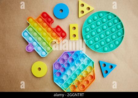 Neues trendiges Silikon-Spielzeug. Regenbogen sensorische Fidget. Bunte Antistress Sinnesspielzeug Fidget Pop it Spielzeug. Antistress trendy Pop it Spielzeug. Hochwertige Fotos Stockfoto