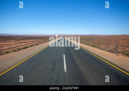Offene Straße, Richtersveld R382 zwischen Port Nolloth und Steinkopf, Stockfoto