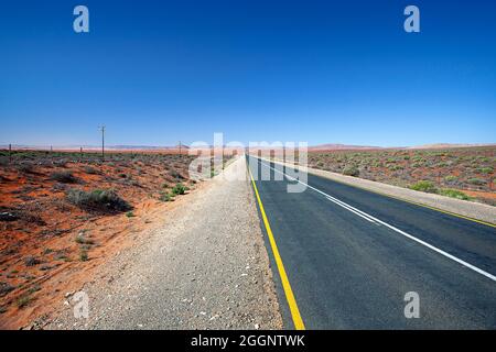 Offene Straße, Richtersveld R382 zwischen Port Nolloth und Steinkopf, Stockfoto