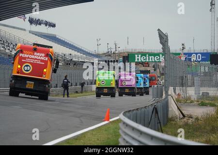 2. September 2021, Circuit Park Zandvoort, Zandvoort, FORMEL 1 HEINEKEN DUTCH GRAND PRIX 2021, auf dem Bild entfernen die Kehrmaschinen den letzten Sand von der Strecke. Stockfoto