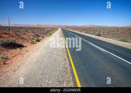 Offene Straße, Richtersveld R382 zwischen Port Nolloth und Steinkopf, Stockfoto