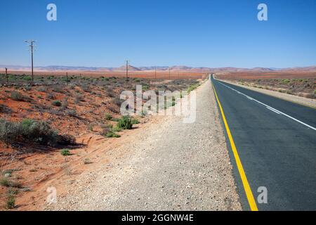 Offene Straße, Richtersveld R382 zwischen Port Nolloth und Steinkopf, Stockfoto
