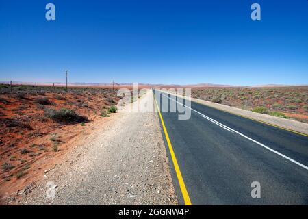 Offene Straße, Richtersveld R382 zwischen Port Nolloth und Steinkopf, Stockfoto