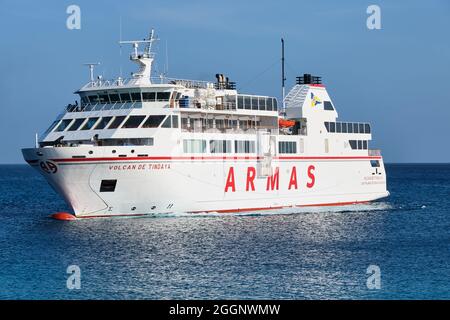 Playa Blanca, Lanzarote, Spanien 28. April 2019 Kanarischen Inseln Fähre Armas Segeln Zwischen Playa Blanca Lanzarote Und Corralejo Fuerteventura. Stockfoto