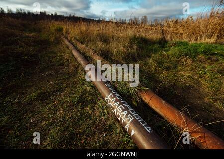 Die Inschrift auf Russisch ist "Limpipe schwache Säure". Industrielles Metallrohr mit Säure. Kommunikation einer chemischen Anlage Stockfoto