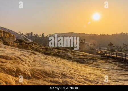 Sonnenuntergang über Mammoth Hot Springs im Yellowstone National Park Stockfoto