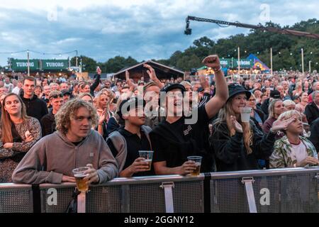 BORNHOLM, DÄNEMARK - 07. Aug 2021: Eine große Menge versammelten sich zu einem Konzert auf dem dänischen Festival in Bornholm Stockfoto