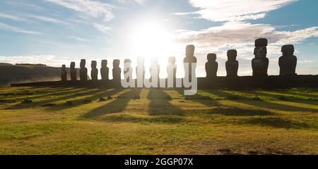 Sonnenaufgang über Moai-Steinskulpturen auf Ahu Tongariki, Osterinsel, Chile. Stockfoto