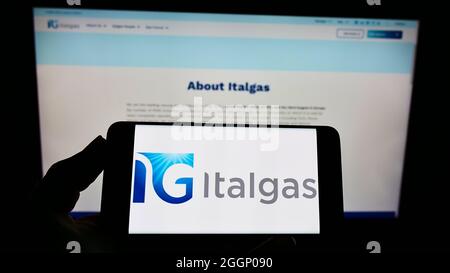 STUTTGART, 30. Aug 2021: Person, die Smartphone mit dem Logo des italienischen Erdgasunternehmens Italgas S.p.A. auf dem Bildschirm vor der Website hält. Fotolia Stockfoto