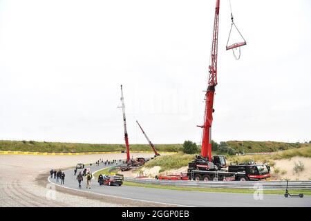 2. September 2021, Circuit Park Zandvoort, Zandvoort, FORMEL 1 HEINEKEN DUTCH GRAND PRIX 2021, im Bild geht Renndirektor Michael Masi mit seinen Mitarbeitern über die Strecke und lässt seine Beschwerden lösen. Stockfoto