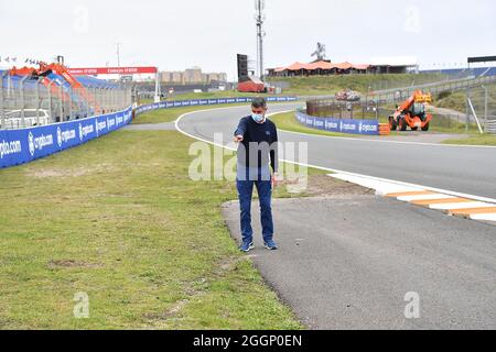 2. September 2021, Circuit Park Zandvoort, Zandvoort, FORMEL 1 HEINEKEN DUTCH GRAND PRIX 2021, im Bild geht Renndirektor Michael Masi mit seinen Mitarbeitern über die Strecke und lässt seine Beschwerden lösen. Stockfoto