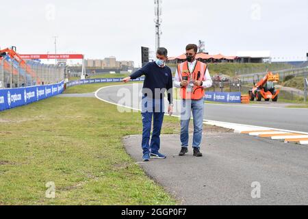 2. September 2021, Circuit Park Zandvoort, Zandvoort, FORMEL 1 HEINEKEN DUTCH GRAND PRIX 2021, im Bild geht Renndirektor Michael Masi mit seinen Mitarbeitern über die Strecke und lässt seine Beschwerden lösen. Stockfoto