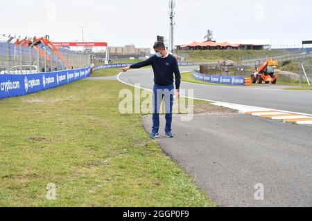 2. September 2021, Circuit Park Zandvoort, Zandvoort, FORMEL 1 HEINEKEN DUTCH GRAND PRIX 2021, im Bild geht Renndirektor Michael Masi mit seinen Mitarbeitern über die Strecke und lässt seine Beschwerden lösen. Stockfoto
