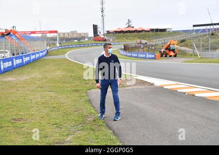 2. September 2021, Circuit Park Zandvoort, Zandvoort, FORMEL 1 HEINEKEN DUTCH GRAND PRIX 2021, im Bild geht Renndirektor Michael Masi mit seinen Mitarbeitern über die Strecke und lässt seine Beschwerden lösen. Stockfoto