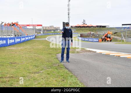 2. September 2021, Circuit Park Zandvoort, Zandvoort, FORMEL 1 HEINEKEN DUTCH GRAND PRIX 2021, im Bild geht Renndirektor Michael Masi mit seinen Mitarbeitern über die Strecke und lässt seine Beschwerden lösen. Stockfoto