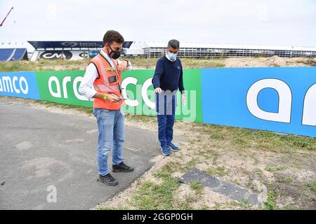 2. September 2021, Circuit Park Zandvoort, Zandvoort, FORMEL 1 HEINEKEN DUTCH GRAND PRIX 2021, im Bild geht Renndirektor Michael Masi mit seinen Mitarbeitern über die Strecke und lässt seine Beschwerden lösen. Stockfoto