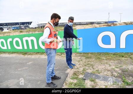 2. September 2021, Circuit Park Zandvoort, Zandvoort, FORMEL 1 HEINEKEN DUTCH GRAND PRIX 2021, im Bild geht Renndirektor Michael Masi mit seinen Mitarbeitern über die Strecke und lässt seine Beschwerden lösen. Stockfoto