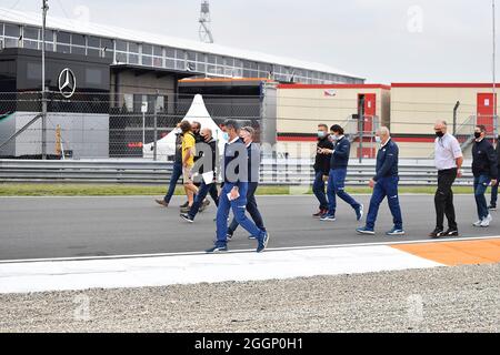 2. September 2021, Circuit Park Zandvoort, Zandvoort, FORMEL 1 HEINEKEN DUTCH GRAND PRIX 2021, im Bild geht Renndirektor Michael Masi mit seinen Mitarbeitern über die Strecke und lässt seine Beschwerden lösen. Stockfoto