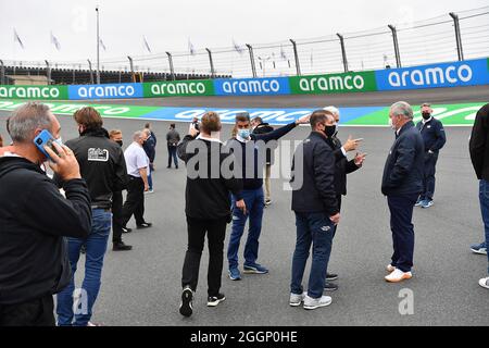 2. September 2021, Circuit Park Zandvoort, Zandvoort, FORMEL 1 HEINEKEN DUTCH GRAND PRIX 2021, im Bild geht Renndirektor Michael Masi mit seinen Mitarbeitern über die Strecke und lässt seine Beschwerden lösen. Stockfoto