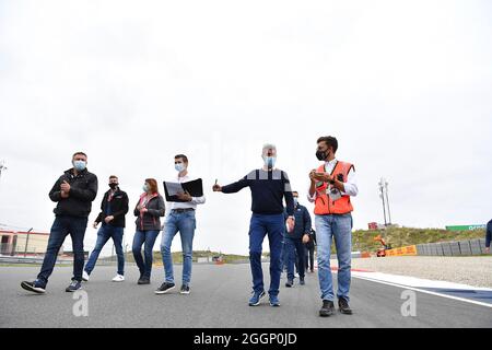 2. September 2021, Circuit Park Zandvoort, Zandvoort, FORMEL 1 HEINEKEN DUTCH GRAND PRIX 2021, im Bild geht Renndirektor Michael Masi mit seinen Mitarbeitern über die Strecke und lässt seine Beschwerden lösen. Stockfoto