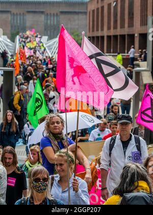 London, Großbritannien. September 2021. Auf dem Weg zur und über die Millennium Bridge und in die City - viele Demonstranten tragen Plakate mit den Gründen für ihre Verhaftung, wie zum Beispiel „Fürsorge für die Zukunft meiner Kinder“ - Extinction Rebellion setzt seine zwei Wochen fort mit einem Protest der City of London, der zum Teil über Verhaftungen protestiert, Unter dem Namen „Unmögliche Rebellion“. Kredit: Guy Bell/Alamy Live Nachrichten Stockfoto
