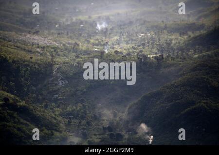 Aus denen Rauch aufsteigt, Brände auf dem Boden über Haiti Okt. 18, 2016. Das Land wurde durch den Hurrikan zuschlug Matthäus, der Kategorie 4 Sturm, früher im Oktober. Marines mit dem 24 Marine Expeditionary Unit wurden Unterstützung staatlicher und nicht-staatlicher Organisationen in Hilfsmaßnahmen als Teil der Gemeinsamen Task Force Matthew. (U.S. Marine Corps Foto von Sgt. Matthäus Callahan) Stockfoto