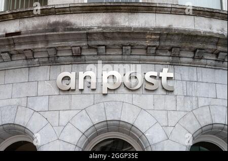 Cork, Irland - 14. Juli 2021: Das Zeichen für eine Post in Cork Stockfoto